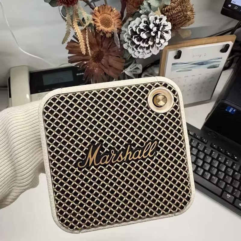 Marshall Willen II Cream на робочому столі біля ноутбука